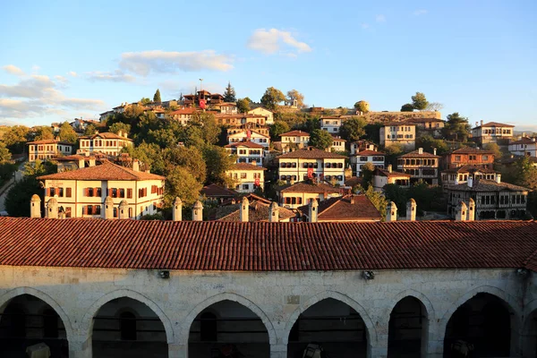 Safranbolu 'da ön planda kervansaray bulunan geleneksel Türk evleri.