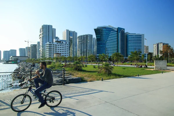 İstanbul, Türkiye 'de yeni yerleşim bölgesinde bisiklet süren bir erkek görülüyor.