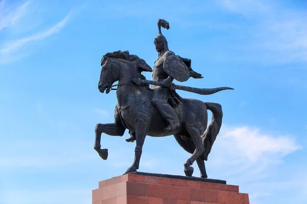 Manas Heykeli Ala-too Meydanı, Bishkek Şehri, Kırgızistan 'a monte edildi. Manas Kırgızistan 'ın ulusal kahramanıdır.