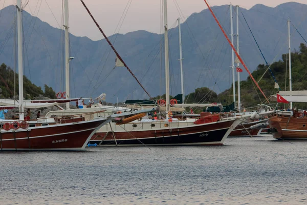 Yacht Turistici Vicino Alla Costa — Foto Stock