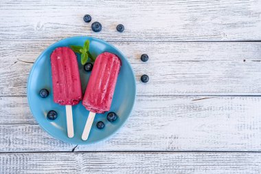 Arkaplanda böğürtlen ve nane yapraklı dondurma. Dondurma, üst manzara.