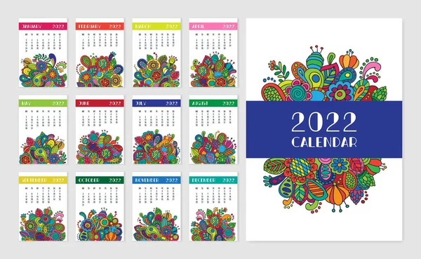 Calendário 2022. Conjunto de 12 meses. Modelo de calendário mensal de parede com elementos florais — Vetor de Stock