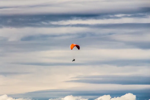 Paraglidista na obloze — Stock fotografie