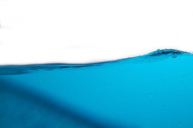 Mavi deniz dalgaları beyaz arka planda ayrı kabarcıklarla buharlaşmayı durdurdu. Popüler köşeler, doğal kavramlar