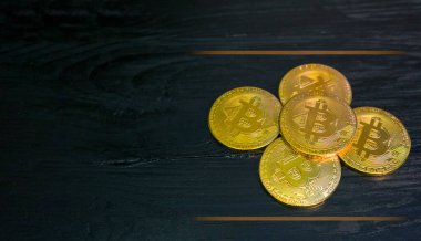 Kripto para birimi bitcoin, kara fon üzerindeki fütüristik para, dünya piyasasında popülerdir..