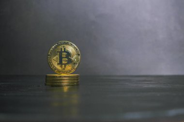 Kripto para birimi bitcoin, kara fon üzerindeki fütüristik para, dünya piyasasında popülerdir..