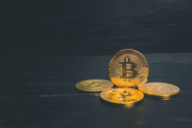 Kripto para birimi bitcoin, kara fon üzerindeki fütüristik para, dünya piyasasında popülerdir..