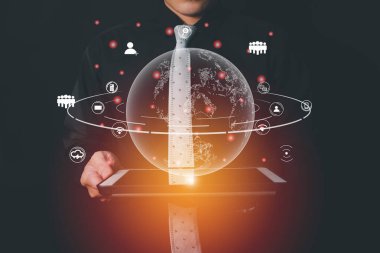 İş adamları gelecekteki 5 G teknolojisi görüntülemesi kavramının ellerine dünyayı iletiyorlar..