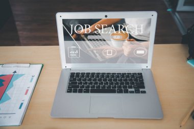 İnternette iş olanakları bulma kavramı, bilgisayar uygulaması iş arayanlar tarafından dizüstü bilgisayar ekranı işe alma fikirlerinin yakın plan sayfasında boş yer arıyor.
