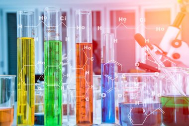 Bilim insanları, gelecekteki bir dünya bakım fikri olan antiretroviral ilaçları araştırmak için bilim laboratuvarında çok sayıda kimyasal ve kimyasal yapısal formül içeren test tüpleri hazırlıyorlar..