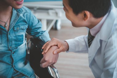 Doktorlar engellilerle ilgilenilmesini, tekerlekli sandalyede el sıkışarak rahatlatılmasını, fiziksel bozuklukları ve zihinsel semptomların ve sağlık hizmetlerinin tedavisinin yönergelerini kontrol etmek için hastaneye yatırılmasını öneriyor..