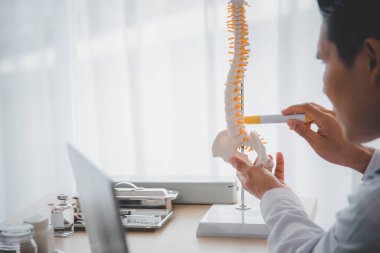 Doktorlar, hastaların fiziksel anormallikleri ve semptomatik tedavi yönergelerini kontrol etmek için hastanede teşhis koymak için kullanılan iskeletleri inceliyor ve karşılaştırıyor..