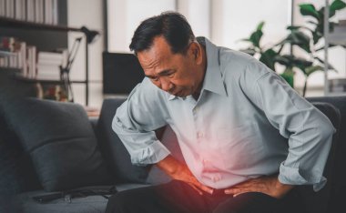 Kıdemli hasta Gastritis. Virüs salgını sırasında evde şiddetli karın ağrısı varmış. sağlık hizmeti kavramı
