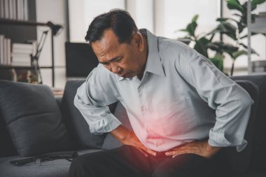 Kıdemli hasta Gastritis. Virüs salgını sırasında evde şiddetli karın ağrısı varmış. sağlık hizmeti kavramı