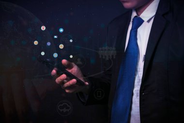 Siyah takım elbiseli bir işadamı sanal dijital bir telefon ekranı ile çevrimiçi iletişim kuruyor..