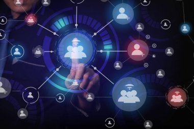 Dünya çapında yüksek hızlı çevrimiçi ağda sanal dijital ekranlarla iletişim kuran iş adamı.