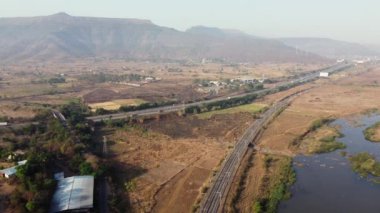Mumbai Pune Otoyolu 'nun havadan görünüşü ve Pune Hindistan yakınlarındaki Kamshet' deki Mumbai Pune demiryolu hattı..