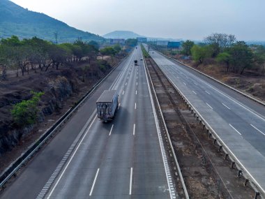 Pune India yakınlarındaki Mumbai Pune otoyolunda trafik var. Otobana resmen Yashvantrao Chavan Otoyolu denir..