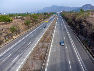 Pune India yakınlarındaki Mumbai Pune otoyolunda trafik var. Otobana resmen Yashvantrao Chavan Otoyolu denir..