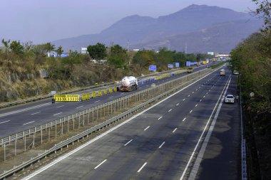 Pune India yakınlarındaki Mumbai Pune otoyolunda trafik var. Otobana resmen Yashvantrao Chavan Otoyolu denir..