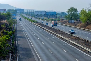 Pune India yakınlarındaki Mumbai Pune otoyolunda trafik var. Otobana resmen Yashvantrao Chavan Otoyolu denir..