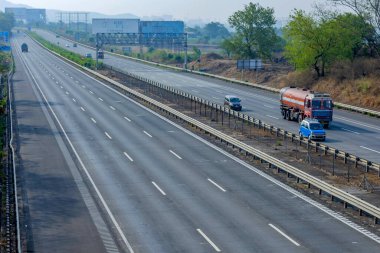 Pune India yakınlarındaki Mumbai Pune otoyolunda trafik var. Otobana resmen Yashvantrao Chavan Otoyolu denir..