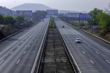 Pune India yakınlarındaki Mumbai Pune otoyolunda trafik var. Otobana resmen Yashvantrao Chavan Otoyolu denir..