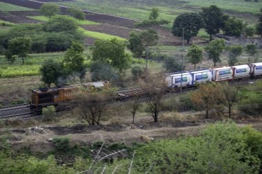 İkinci koronavirüs salgını dalgası sırasında Pune Hindistan yakınlarındaki yeşil ortamda kritik derecede ihtiyaç duyulan oksijen kaynaklarını taşıyan özel tren..