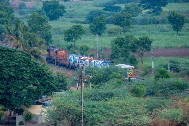 İkinci koronavirüs salgını dalgası sırasında Pune Hindistan yakınlarındaki yeşil ortamda kritik derecede ihtiyaç duyulan oksijen kaynaklarını taşıyan özel tren..
