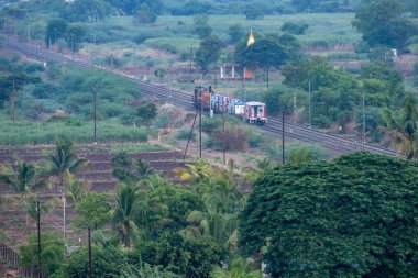 İkinci koronavirüs salgını dalgası sırasında Pune Hindistan yakınlarındaki yeşil ortamda kritik derecede ihtiyaç duyulan oksijen kaynaklarını taşıyan özel tren..