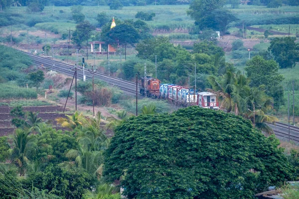 在印度浦那附近的绿色环境中 在第二波珊瑚病毒大流行期间 运送急需氧气的特别列车 — 图库照片