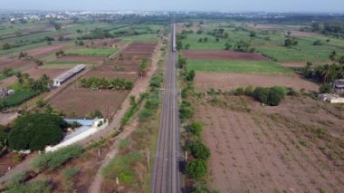 Pune India yakınlarındaki Uruli 'de bir yük treninin insansız hava aracı görüntüleri..