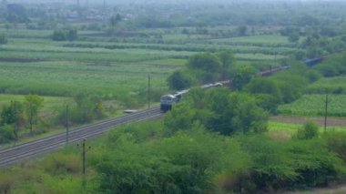 Pune India yakınlarındaki Uruli 'de elektrikli bir lokomotif tarafından taşınan yük treni..