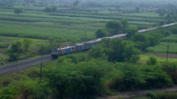 Tren Pasajeros Transportado Por Una Locomotora Diesel Uruli Cerca Pune — Vídeo de stock