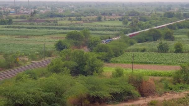 Tren Pasajeros Transportado Por Una Locomotora Diesel Uruli Cerca Pune — Vídeo de stock