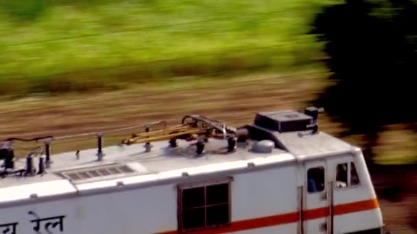 Tren Pasajeros Transportado Por Una Locomotora Diesel Uruli Cerca Pune — Vídeos de Stock