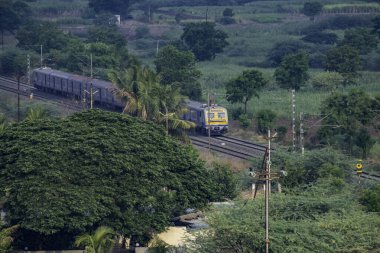 Pune Hindistan yakınlarındaki Uruli 'deki Hint Demiryollarının Ana Elektrik Çoklu Birimi veya MEMU treni.