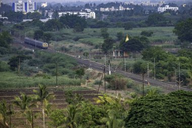 Pune Hindistan yakınlarındaki Uruli 'deki Hint Demiryollarının Ana Elektrik Çoklu Birimi veya MEMU treni.