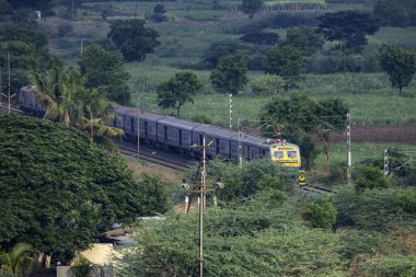 Pune Hindistan yakınlarındaki Uruli 'deki Hint Demiryollarının Ana Elektrik Çoklu Birimi veya MEMU treni.