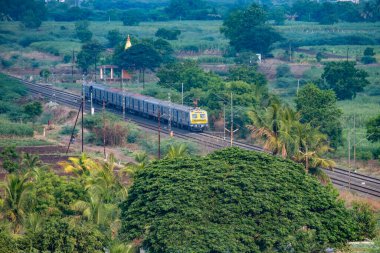 Pune Hindistan yakınlarındaki Uruli 'deki Hint Demiryollarının Ana Elektrik Çoklu Birimi veya MEMU treni.