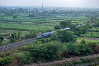 Pune Hindistan yakınlarındaki Uruli 'deki Hint Demiryollarının Ana Elektrik Çoklu Birimi veya MEMU treni.