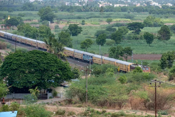 Elektromos Mozdony Által Vontatott Személyvonat Zöld Környezetben Urulinál Pune India — Stock Fotó