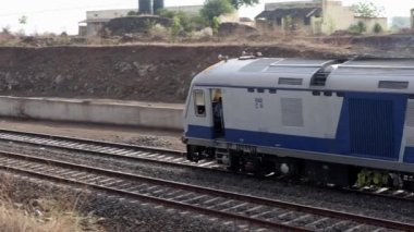 Pune Hindistan yakınlarındaki Ambale istasyonunda dizel bir tren..