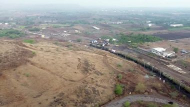 Pune Hindistan yakınlarındaki Shindawane 'de ikiz dizel lokomotifler tarafından taşınan bir tanker treninin hava görüntüleri..