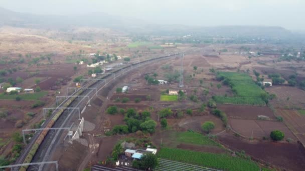 Letecký Záznam Tankeru Vlečeného Dvojitými Dieselovými Lokomotivami Shindawane Poblíž Pune — Stock video