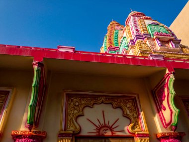 Kharadi Pune Hindistan 'daki bir tapınak kompleksindeki renkli tapınak..