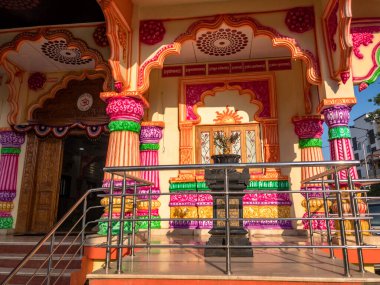 Kharadi Pune Hindistan 'daki bir tapınak kompleksindeki renkli tapınak..