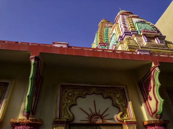 Kharadi Pune Hindistan 'daki bir tapınak kompleksindeki renkli tapınak..