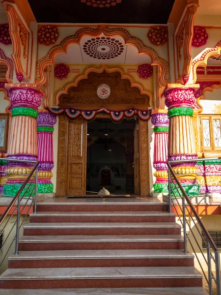 Kharadi Pune Hindistan 'daki bir tapınak kompleksindeki renkli tapınak..