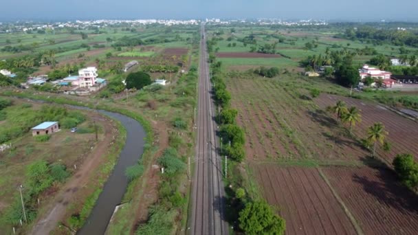 プネー インディア付近のウルリにおけるインド鉄道の本線電気複数ユニット又はMemu列車の空撮 — ストック動画